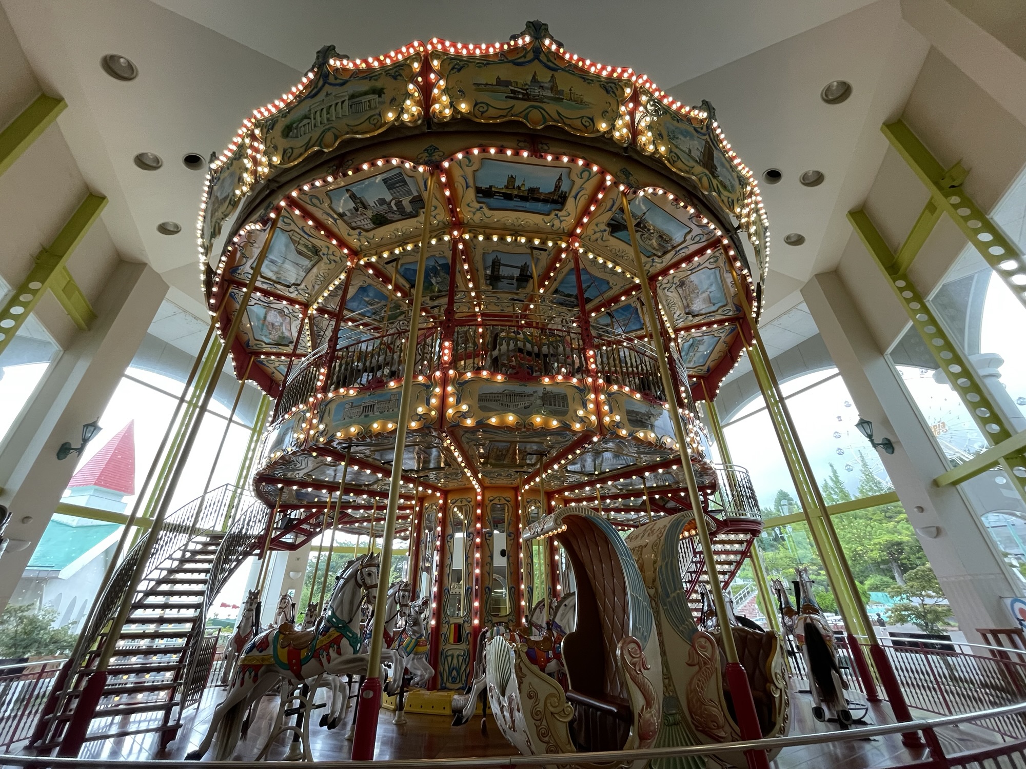 屋内2階建てメリーゴーランド｜サントピアワールド